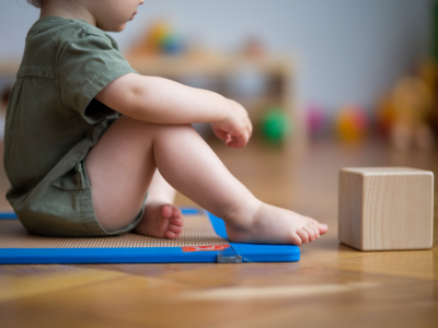 Comment repérer les signes précoces de retard de développement moteur